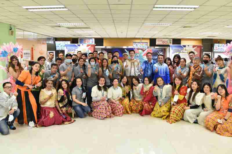 友達推動「安心、、創新、、、用心、、、同心、、、盡心」五星職旅，，，為菲籍員工打造全方位照護，，首度贏得「人權實踐與發展領袖獎」殊榮