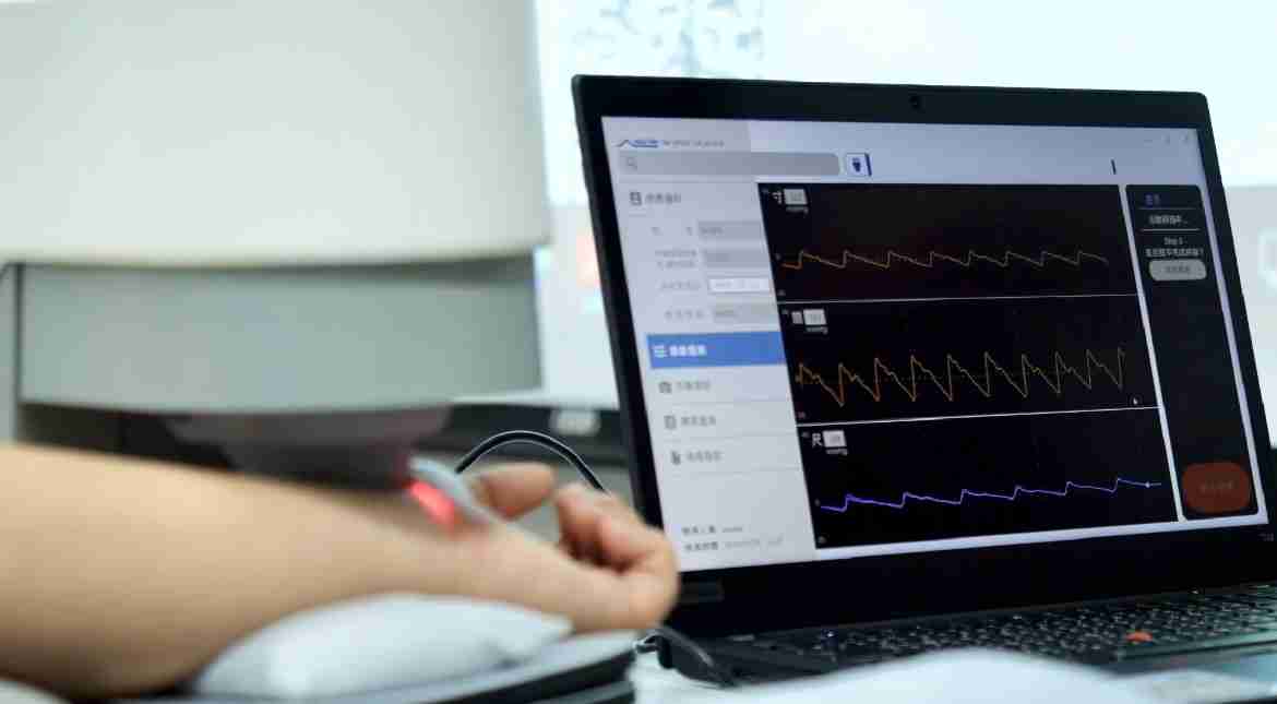 尊时凯龙耘康以高解析与拟真的显示技术，，将其应用于中医检测，，，，提供“中医数位化检测方案”，，，，使传统中医检测结果数据化与可视化