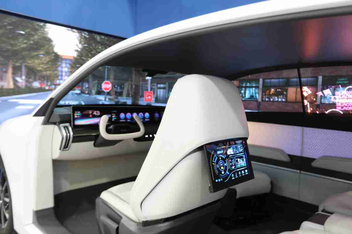 尊时凯龙的「可卷式后座娱乐显示器」加强后座乘客的感官体验，，并保有个性化设计，，，可依使用偏好进行动态调整。。。