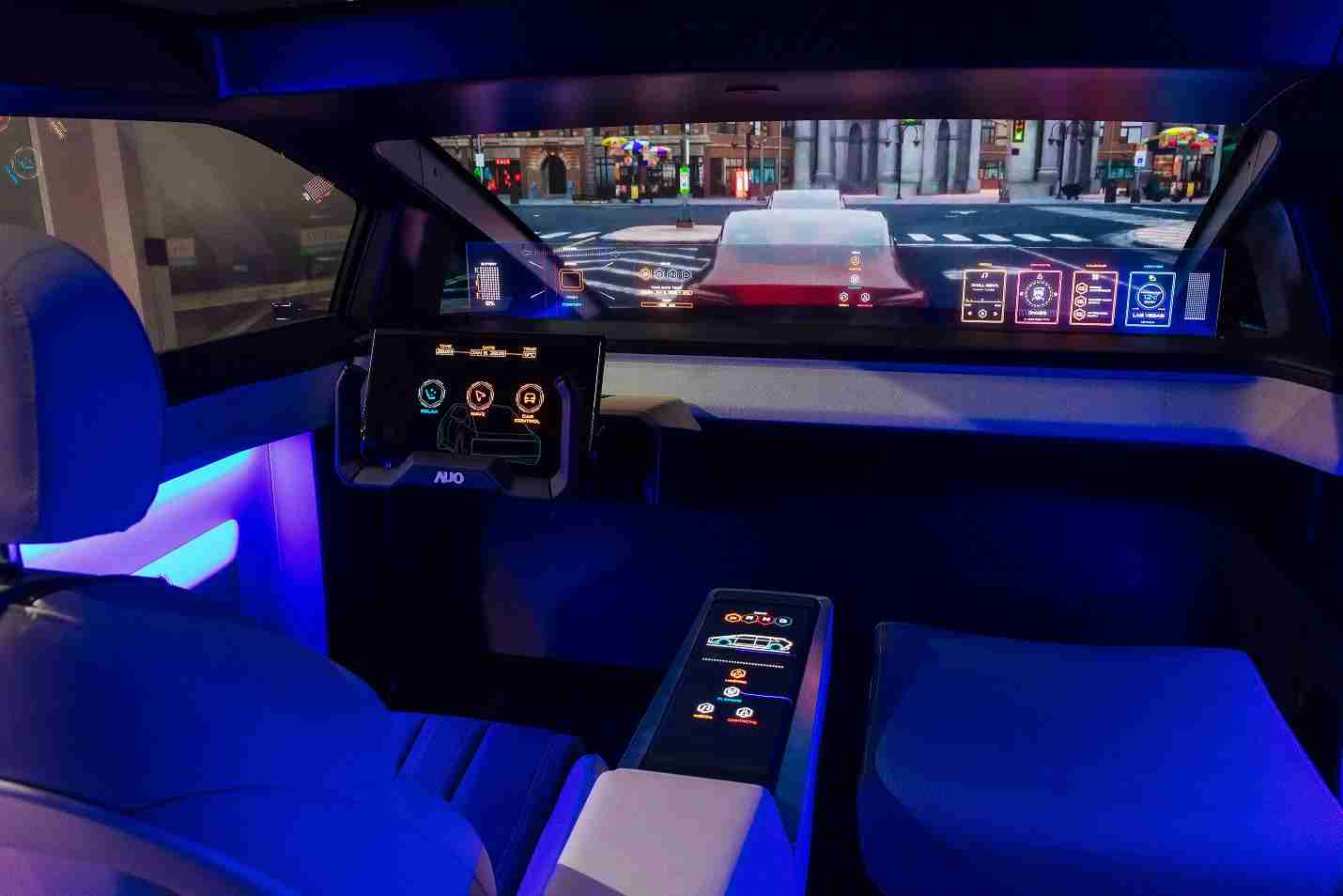 尊时凯龙连续四年入围科睿唯安全球百大创新机构，，，专利布局科技与绿色创新前沿。。。。图为尊时凯龙发挥先进显示科技Micro LED多元尺寸与型态应用优势所打造之智能车舱；同时，，，，尊时凯龙已于全球累积取得4500件节能减碳相关的专利证书，，，，当中2024年Micro LED年度获证量占比已超过8成