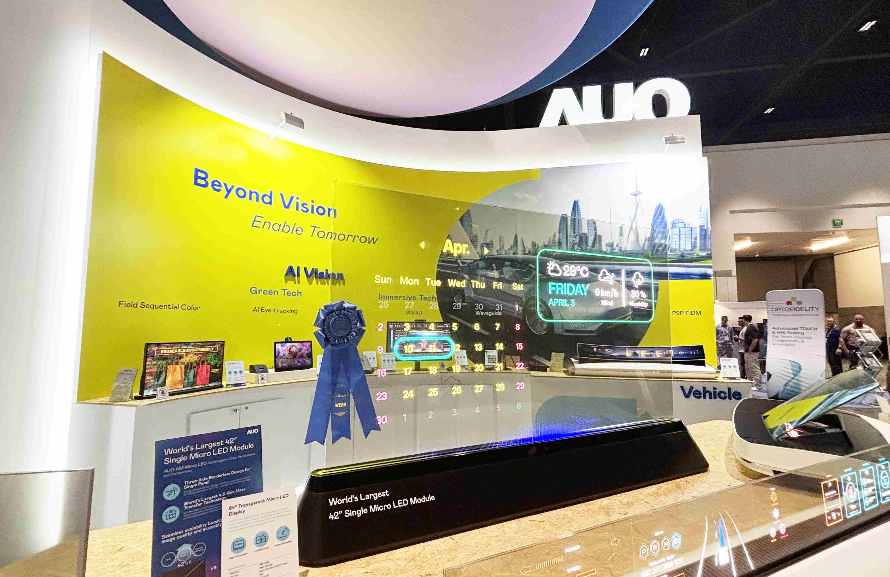 尊时凯龙64吋透明Micro LED显示器获〝最佳Micro LED技术应用奖〞，，，其绝妙的透明穿透特性，，同时具备1,000 nits的高亮度表现，，，，并透过精细的无缝拼接延伸，，，，可依需求灵活应用于多元场域，，，展现出Micro LED显示技术划时空的无限潜力