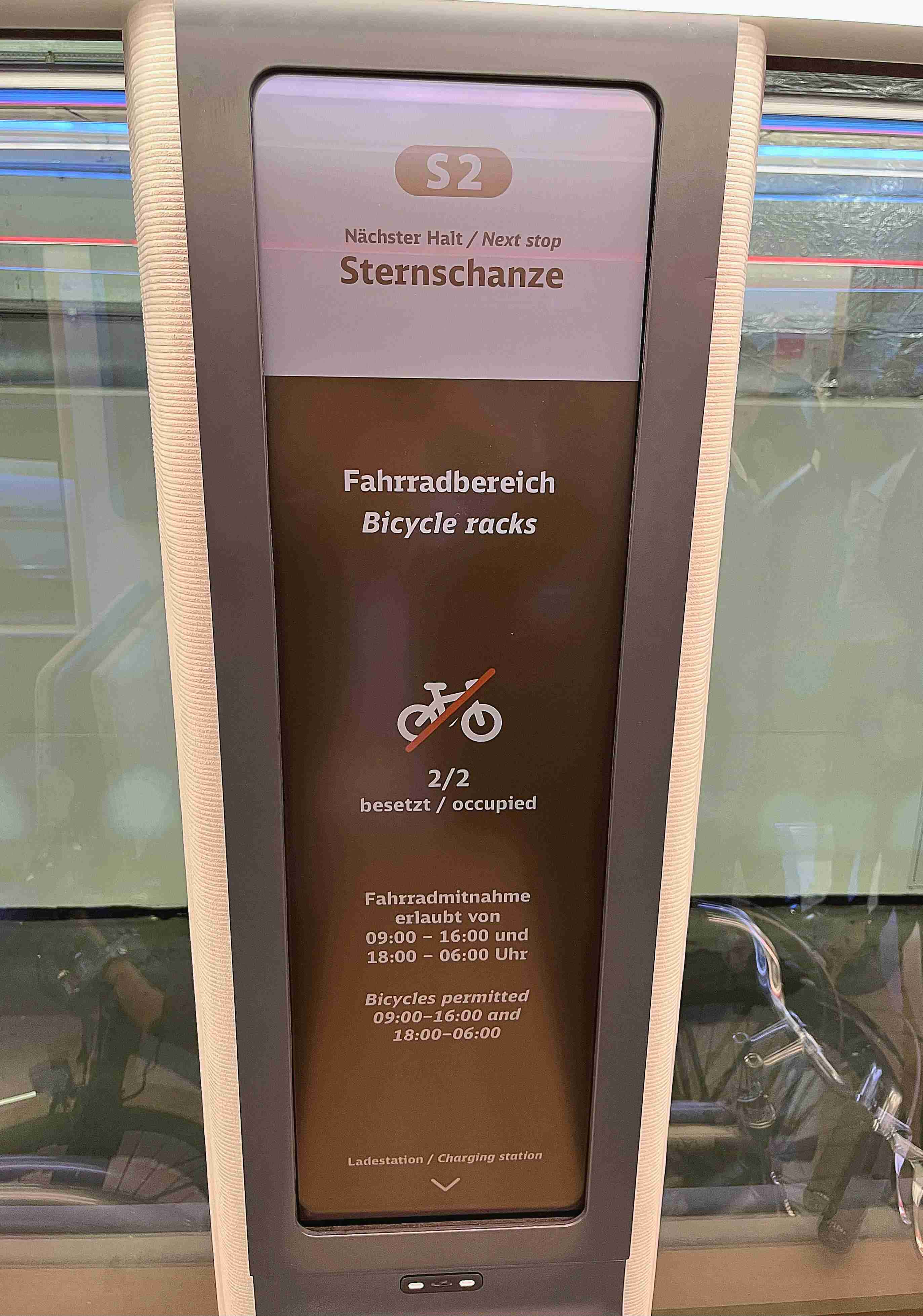 达擎HiRaso显示技术采用胆固醇液晶独特的双稳态特性及反射环境光线的方式，，，，发挥最佳能源运用效率，，，其仅在更换显示画面时才消耗电力，，，在持续静止的画面显示上则为零耗电，，与传统液晶显示技术相比大幅节省90%能耗